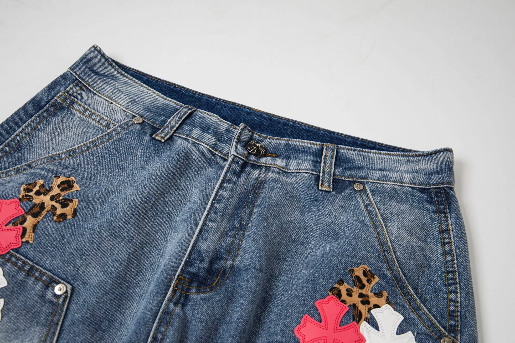 P260 Chrome Hearts | Chrome Hearts CH Chrome Hearts blue and white multi-color leather-splashed denim American work trousers. Full set of hardware molding. Hand-made tassels on the hem with frayed and damaged design. White genuine leather and then patching. Genuine Levi's jeans base plate. Disassembled and spliced. Heavy industrial washing. The upper body is stylish and handsome. The brand recognition is very clear, which greatly highlights the overall sense of style. The overall craftsmanship is impeccable. A pair of trousers. Same style for men and women. Style number: 1732# Size: 28 30 32 34 36